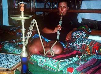 سبعون مادة مسببة للسرطان تختبئ في دخان النرجيلة