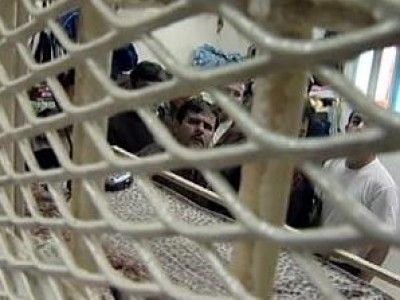 الاحتلال يعتدي بالضرب على أسرى ويحتجز آخرين في البرد القارس