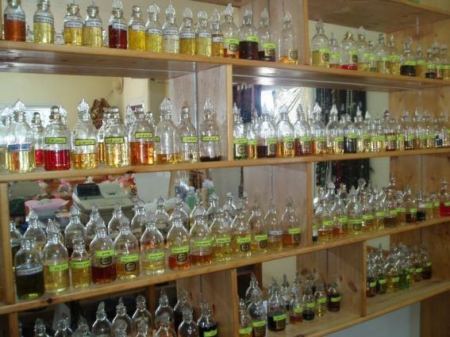 ضبط معمل تركيب عطور مخالف غرب نابلس