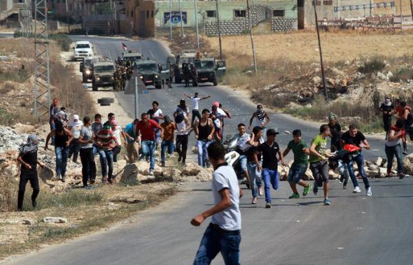 اصابات بمواجهات في نابلس وحواجز على عدة مداخل في الخليل