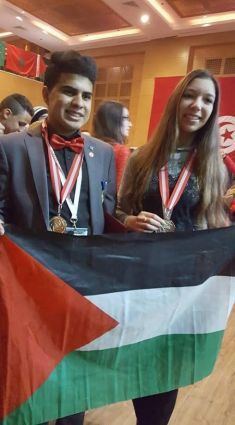 طالب من جنين يحصد الميدالية الذهبية بمهرجان للتكنولوجيا بتونس