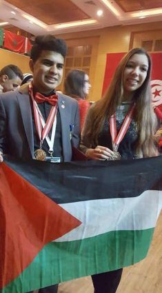 طالب من جنين يحصد الميدالية الذهبية بمهرجان للتكنولوجيا بتونس