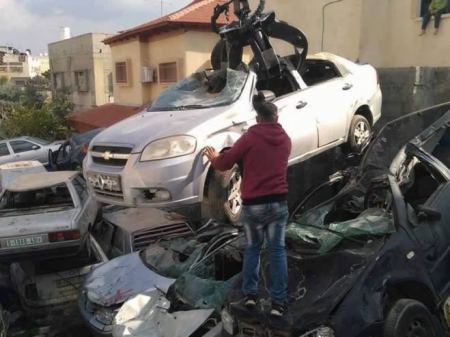 النيابة العامة تتلف مركبات ودراجات نارية غير قانونية في قلقيلية