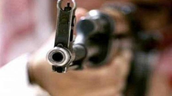 فتاة تقتل والدها بالرصاص