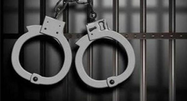 من خلف القضبان: 