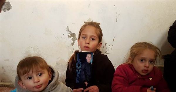 الاحتلال يقتحم منزل الشهيد قنبر ويُنكل بعائلته