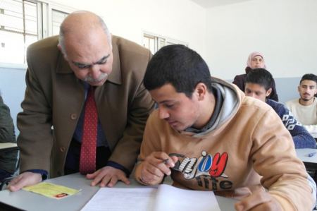 طوباس : الخندقجي يتفقد قاعة امتحان الاكمال للثانوية العامة