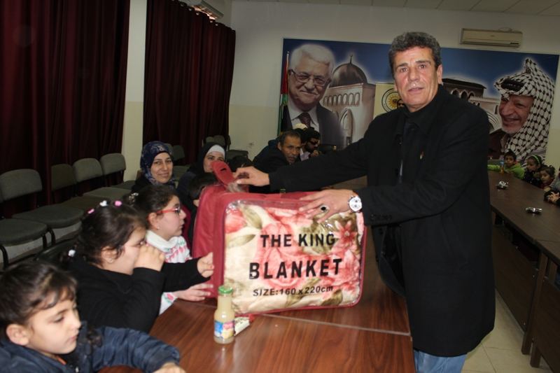  جنين: تسليم أغطية شتوية للأطفال المكفوفين