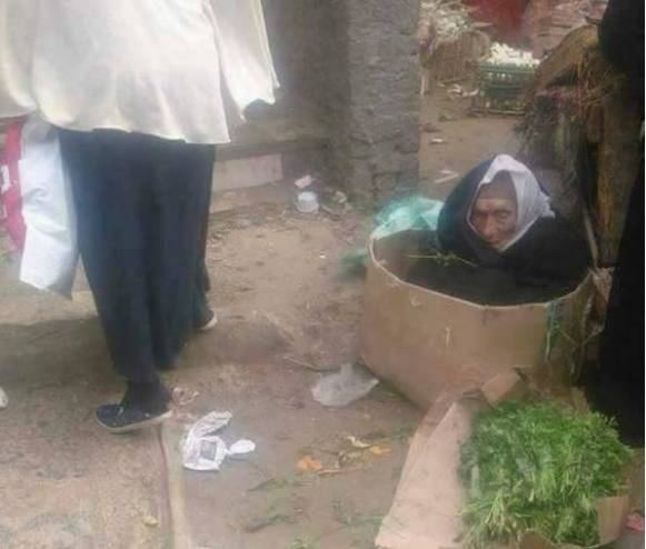 ما قصة هذه المسنة الكفيفة التي تعيش في 'كرتونة'