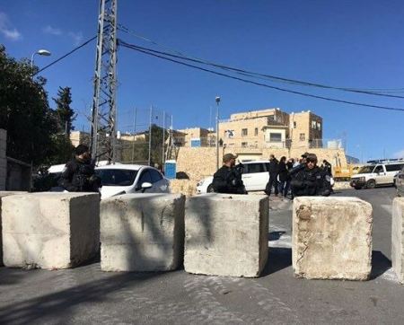صور- الاحتلال يفكك خيمة عزاء الشهيد القنبر