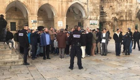 شرطة الاحتلال تسمح للمستوطنين بأداء طقوس تلمودية علنية بالاقصى