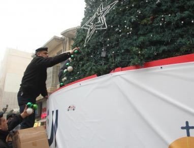 الشرطة تؤمن وتشارك بمراسم إضاءة شجرة الميلاد في بيت ساحور