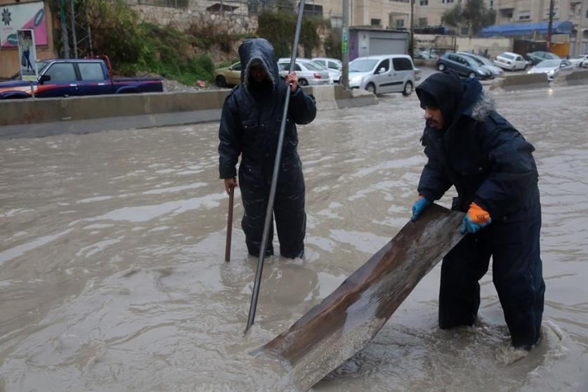 الدفاع المدني يتعامل مع 98 حادثا بالضفة نتيجة المنخفض
