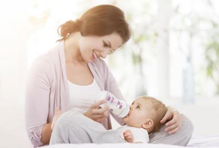 الأسلوب الصحيح للرضاعة من الزجاجة
