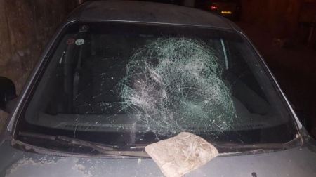 مستوطنون يعتدون على مركبات المواطنين عند حاجز الحمرا