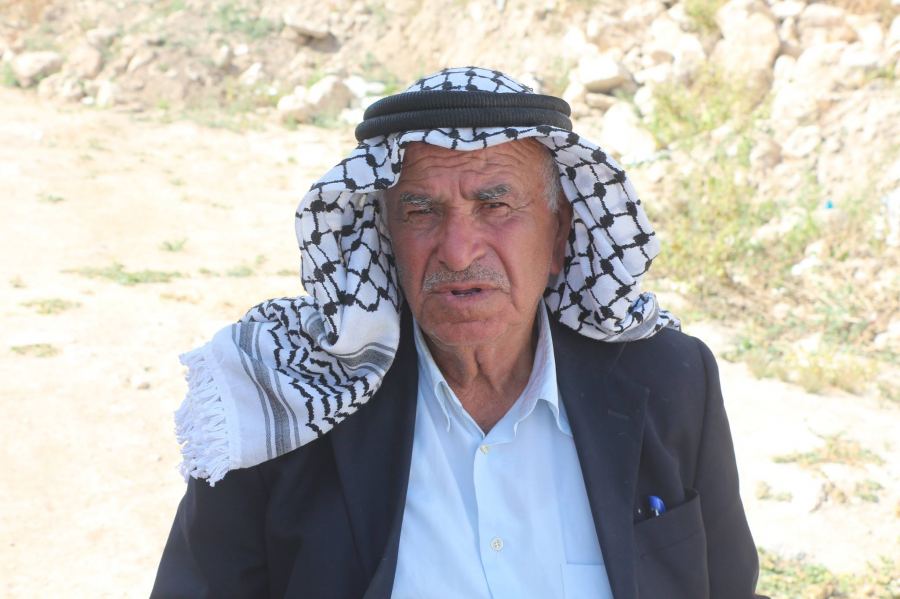 طوباس تؤبن عاشقها أبو العلاء