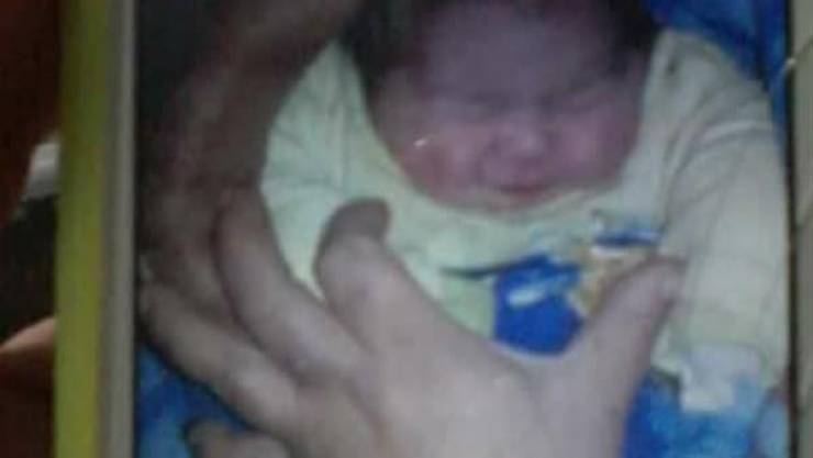 أهالي قرية مصرية يعثرون على رضيعة وبجانبها رسالة غريبة من والدتها!