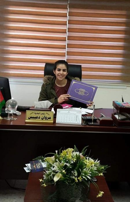 صور/ الشابة سماح عبيد تتولى رئاسة بلدية الزبابدة ليوم واحد 