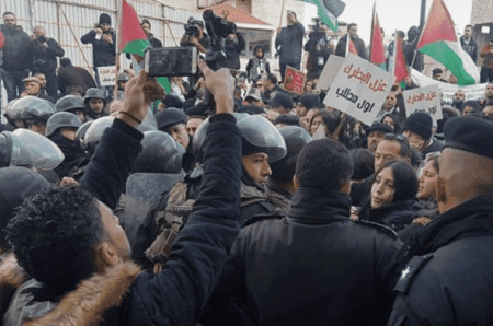 بالفيديو: اعتراض موكب بطريرك الروم الارثوذكس في بيت لحم