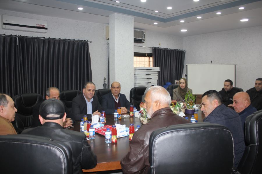 المحافظ رمضان يبحث مع الغرفة التجارية الصناعية عدد من القضايا وعلى رأسها ساهمة المجتمع بإعادة بناء المنازل التي دمرها الاحتلال في واد برقين