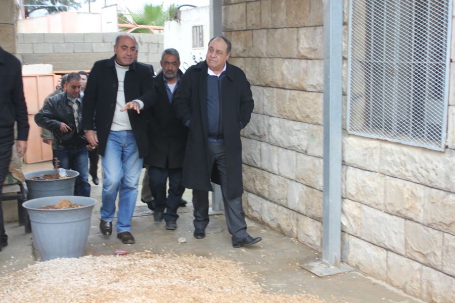 المحافظ رمضان يتفقد مدراس قرية الجديدة ويطلع على احتياجاتها للبنية التحتية