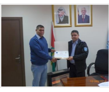 الشرطة تكرم مواطن على أمانته في جنين