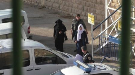 الاحتلال يحتجز 3 شقيقات قرب الحرم الابراهيمي بالخليل
