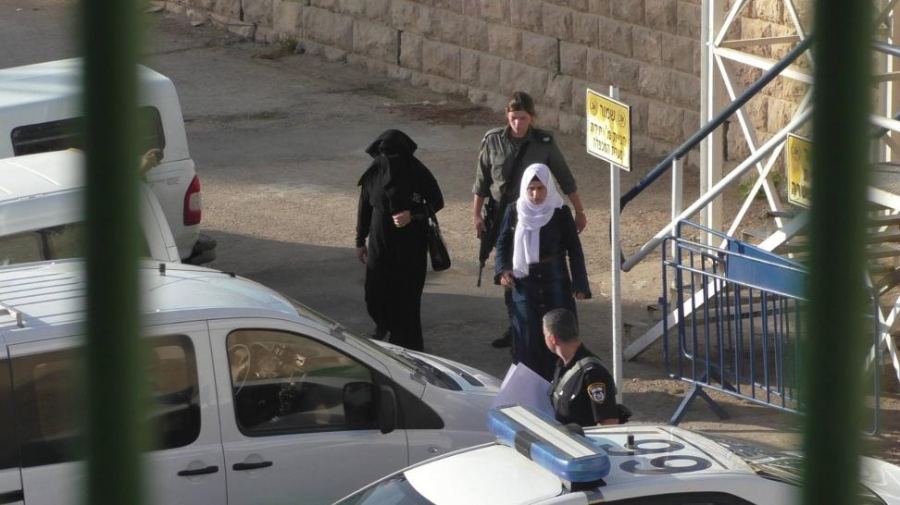 الاحتلال يحتجز 3 شقيقات قرب الحرم الابراهيمي بالخليل