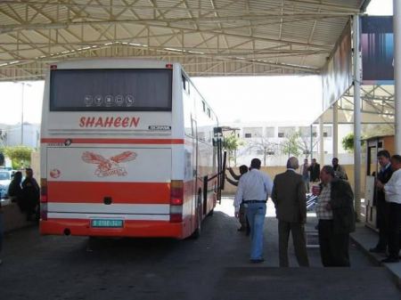 اعتقال 44 مطلوباً وممنوعاً من السفر عبر 'الجسر