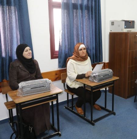 دائرة التعليم المستمر وجمعية المكفوفين تفتتحان دورة بريل للطباعة