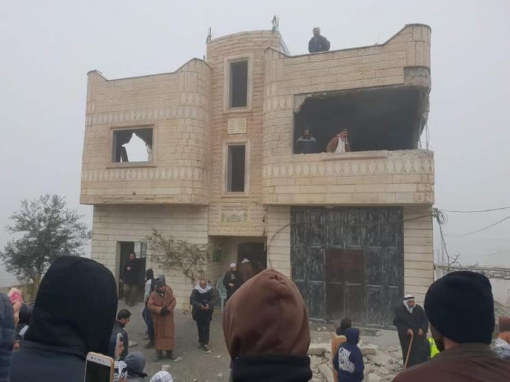الاحتلال يفجر منزل عائلة الأسير الجريح جبارين في يطا