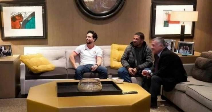 ملك الأردن يدعو عامل نظافة للقصر بعد صورة أشعلت الإنترنت