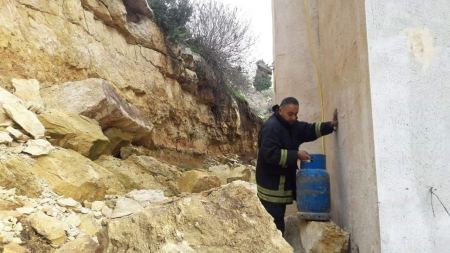 جنين: انهيار صخري على جانب منزل مكون من ثلاث طوابق