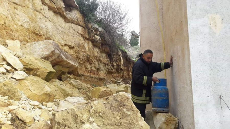 جنين: انهيار صخري على جانب منزل مكون من ثلاث طوابق