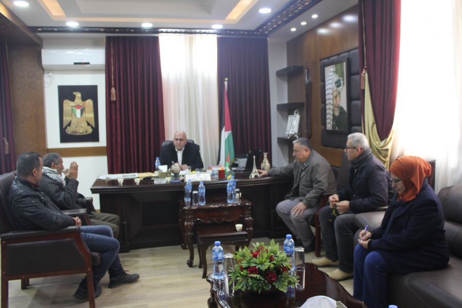  المحافظ الرجوب يلتقي اللجنة النقابية المسؤولة عن الكراج الغربي