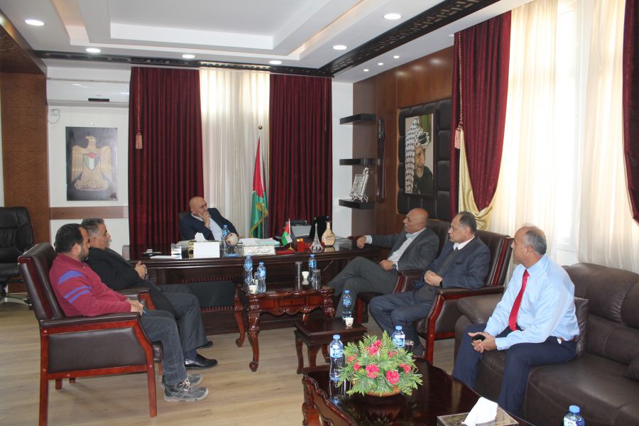  المحافظ الرجوب يبحث مع الشركة المنفذة لتوسعة شارع حيفا اشكاليات عملها