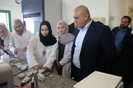  محافظ جنين يطلع على تجارب البحث العلمي لحفظ أصول النباتات وسلالات الحيوانات وتحسينها