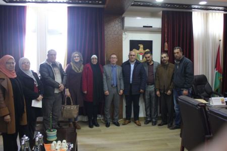 محافظ جنين و التنمية الاجتماعية يبحثان التعاون المشترك