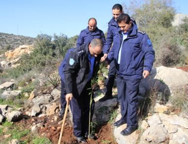 بمناسبة يوم الشجرة الشرطة تشارك في زراعة الأشجار في جنين