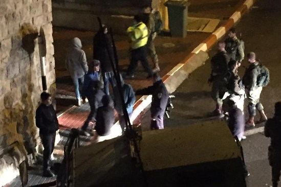 مستوطنون يهاجمون منازل المواطنين بالخليل