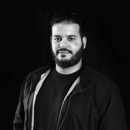  الصحفي عطية درويش يفقد عينه اليسرى كليا