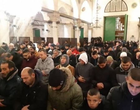 الاف المصلين يؤدون صلاة الفجر في الأٌقصى