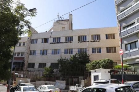 شبان يُغلقون شركة كهرباء القدس في بيت ساحور