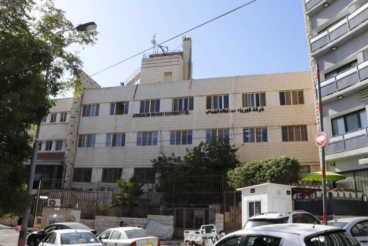 شبان يُغلقون شركة كهرباء القدس في بيت ساحور