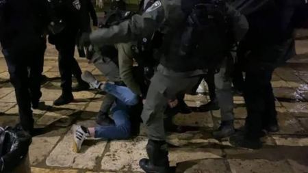 قوات الاحتلال تعتدي على المصلين واعتقالات بالأقصى وباب حطة