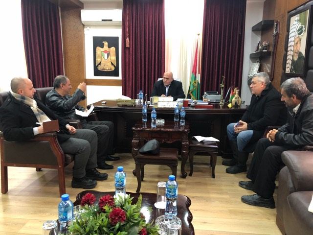 محافظ جنين يوعز بإغلاق الشارع حفاظا على السلامة العامة بسبب الانهيارات الصخرية 