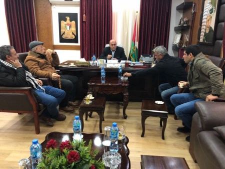 محافظ جنين يطلع على مشروع مديرية الأوقاف لدعم التجمعات السكانية النائية