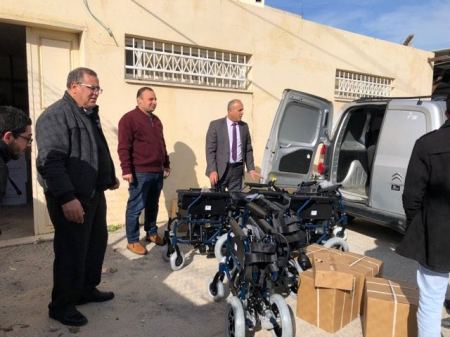 محافظة جنين تتسلم كراسي كهربائية مقدمة من الرئاسة للأشخاص ذوي الإعاقة