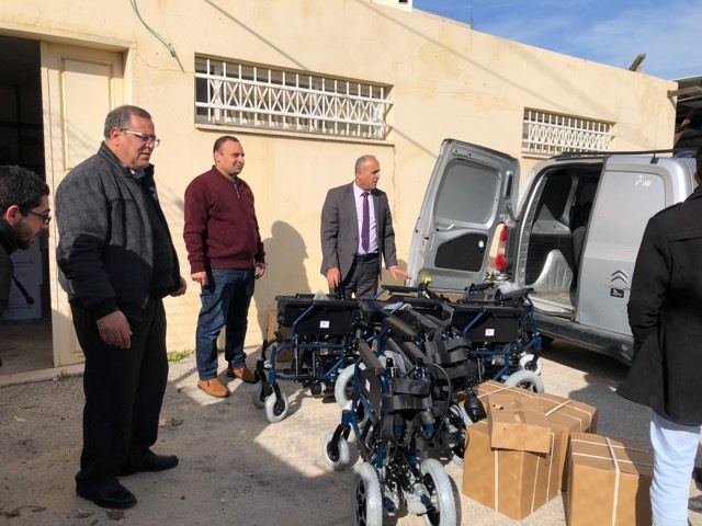 محافظة جنين تتسلم كراسي كهربائية مقدمة من الرئاسة للأشخاص ذوي الإعاقة