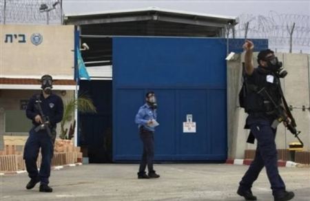 واعد: خطوات احتجاجية للأسرى ضد نقل أسرى أطفال